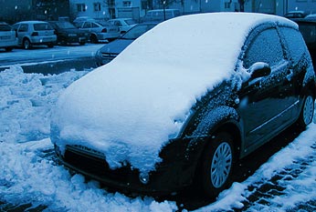 Eingeschneites Auto - ohne Carport